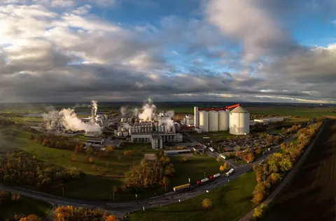 Luftaufnahme eines Industriestandorts unter Wolken