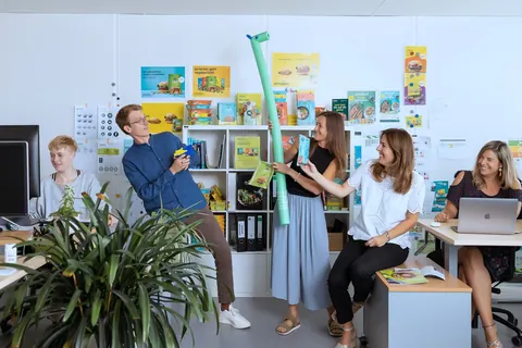 Team in einem bunten Kreativbüro