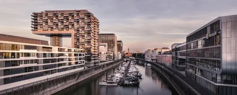 Rheinauhafen in Köln mit Kranhäusern in der Abendsonne