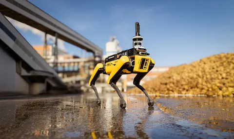 Vierbeiniger Roboter auf einem Industriegelände