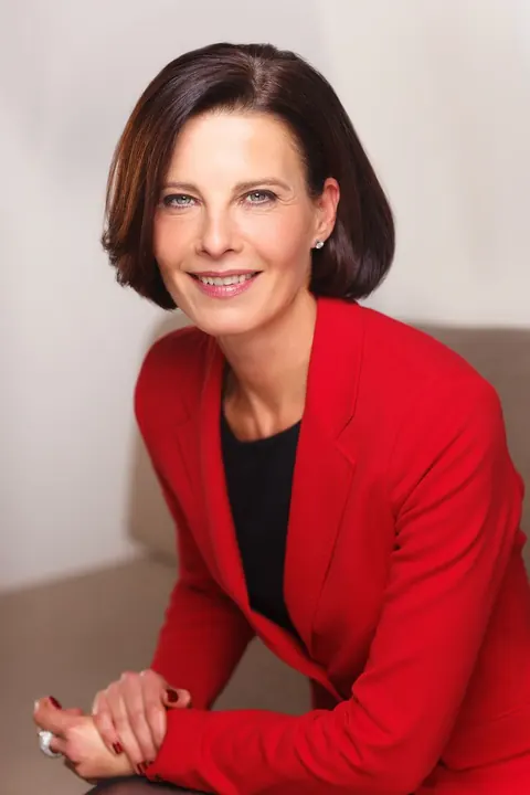 Frau im roten Blazer, Studioportrait